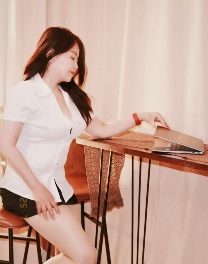 丰满服务系小姐姐园园