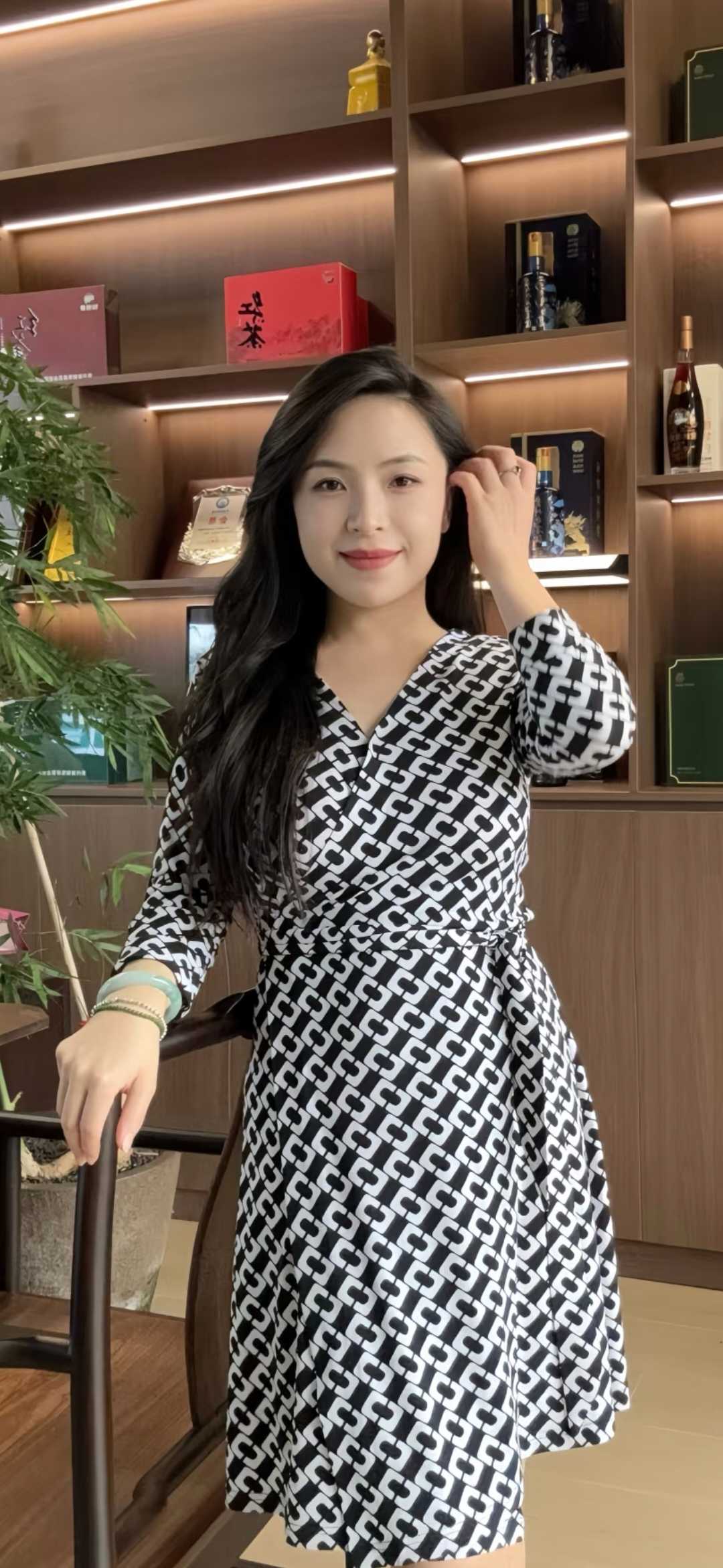 离婚少妇，丰满有韵味，大胸大屁股