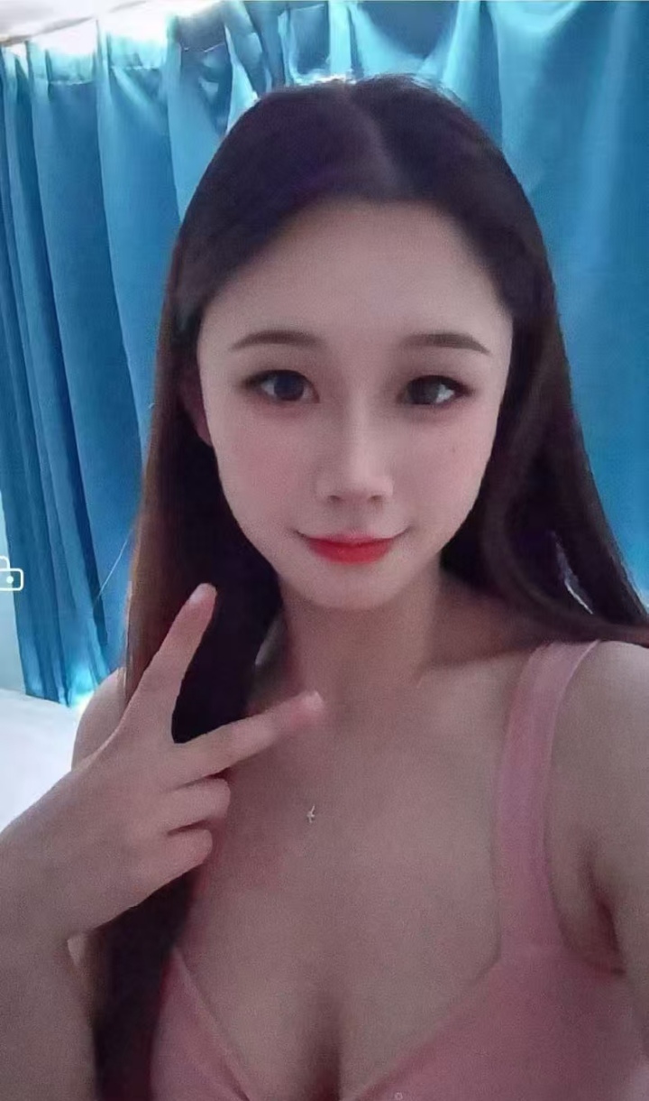 白嫩兼职辣妹小美