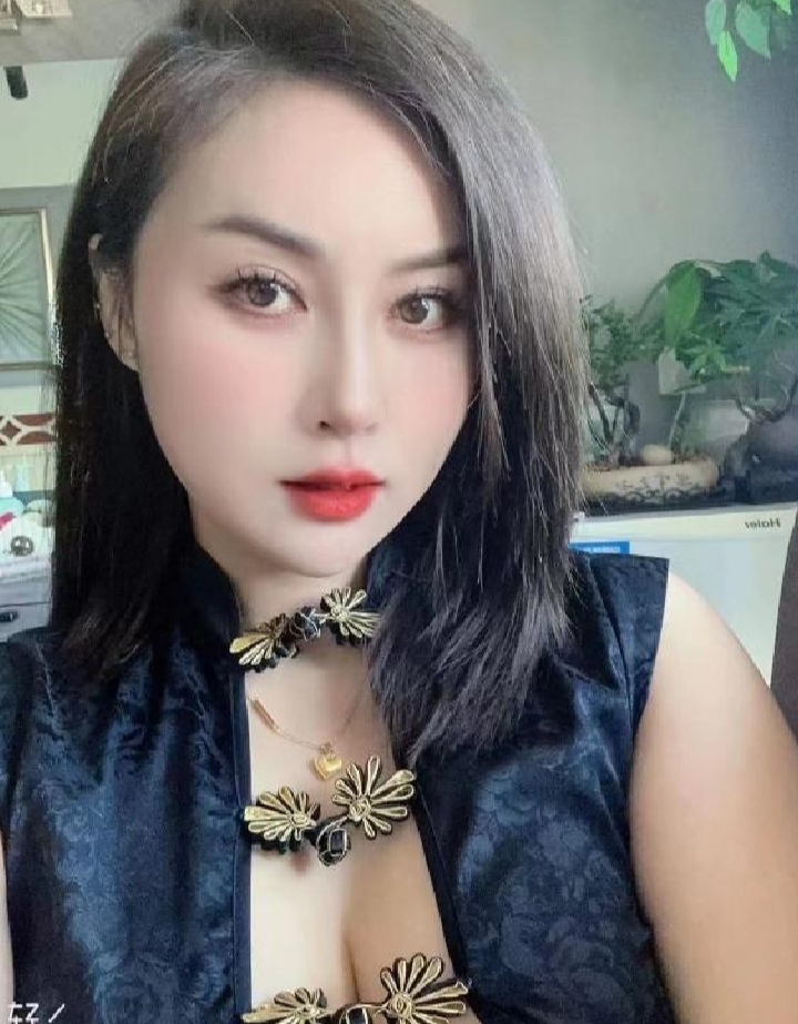 丰乳肥臀气质美少妇