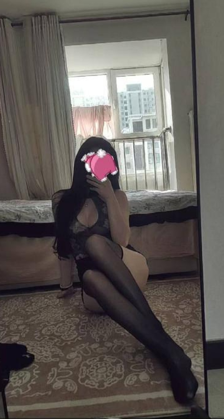 镜前啪黑丝美腿尤物