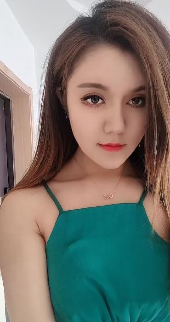 前凸后翘混血辣妹