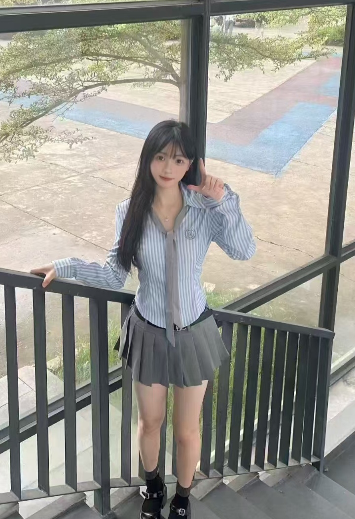 卧龙制服甜妹静静