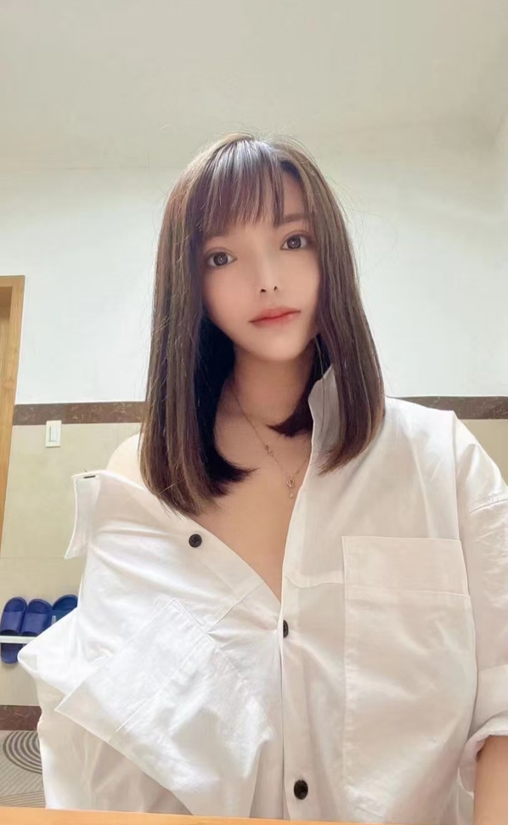 丰满大白兔辣妹露露