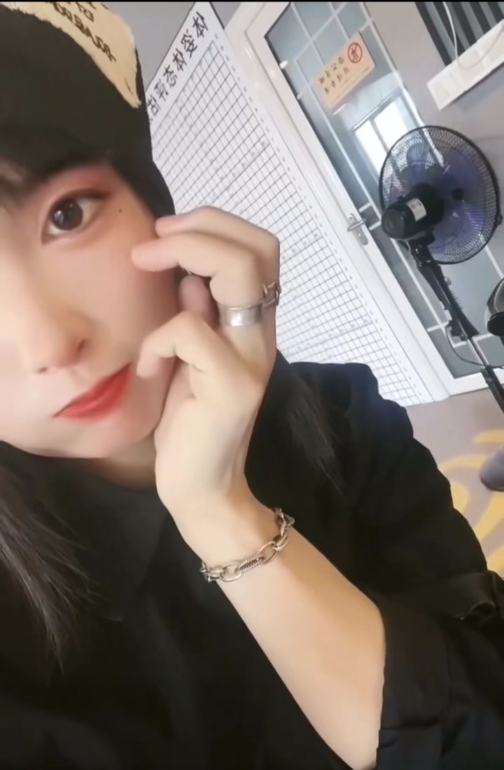 白嫩兼职学妹甜甜