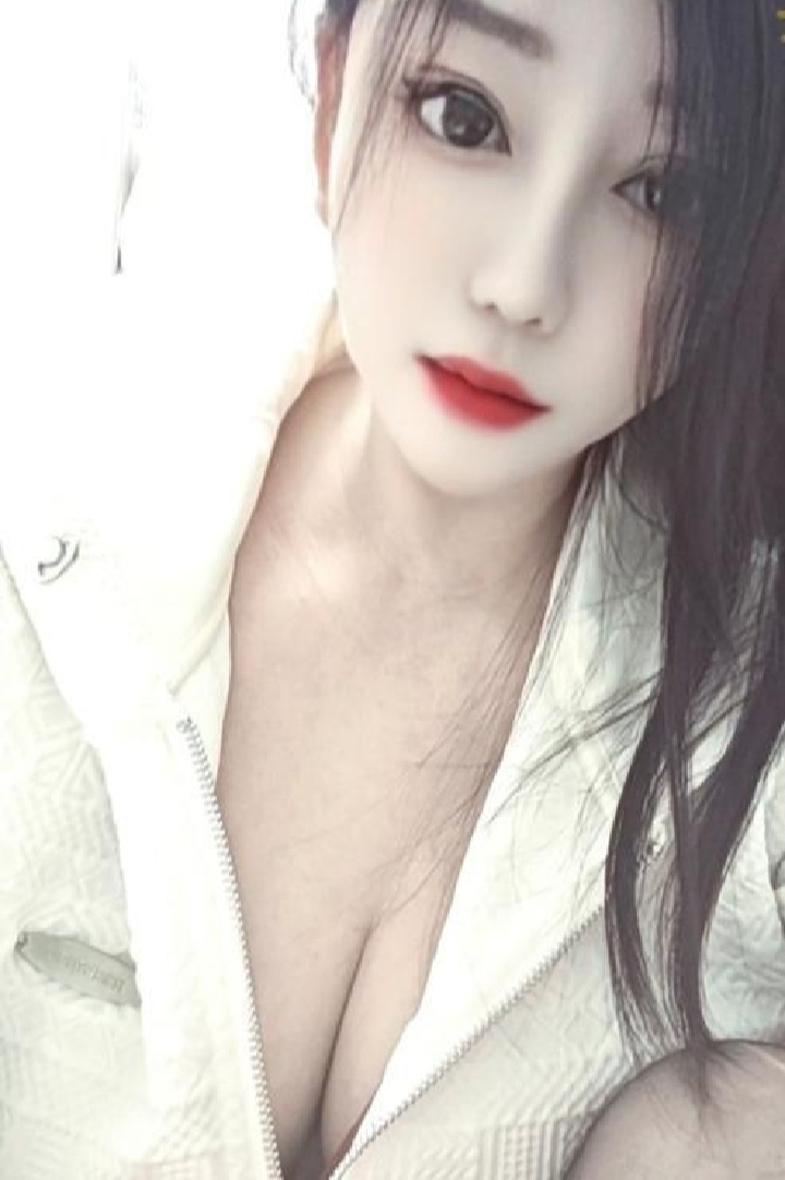 前凸后翘热辣小姐姐