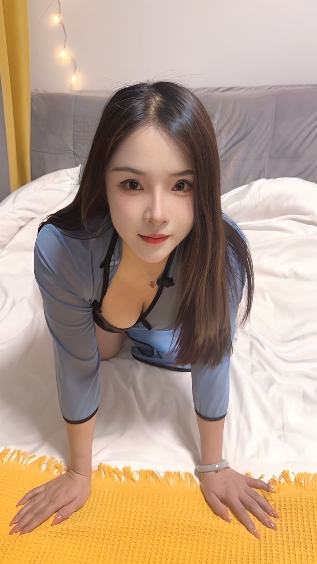 眼睛亮晶晶，很温柔的一个妹子