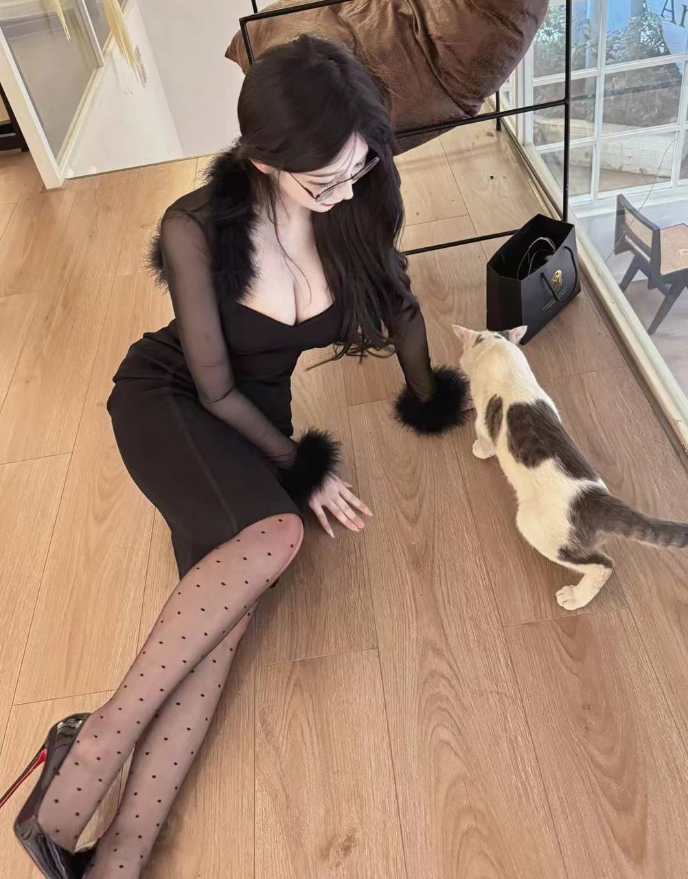 翘臀瑶瑶探花眼镜妹