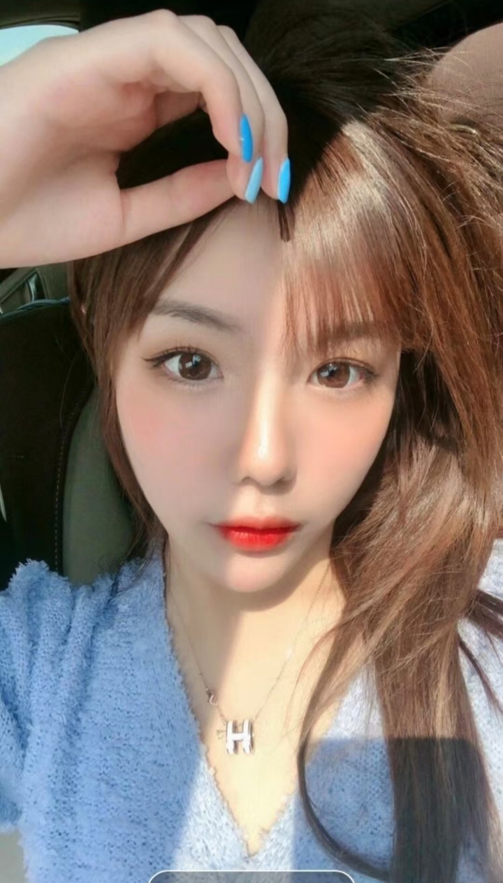 白嫩兼职小甜妹