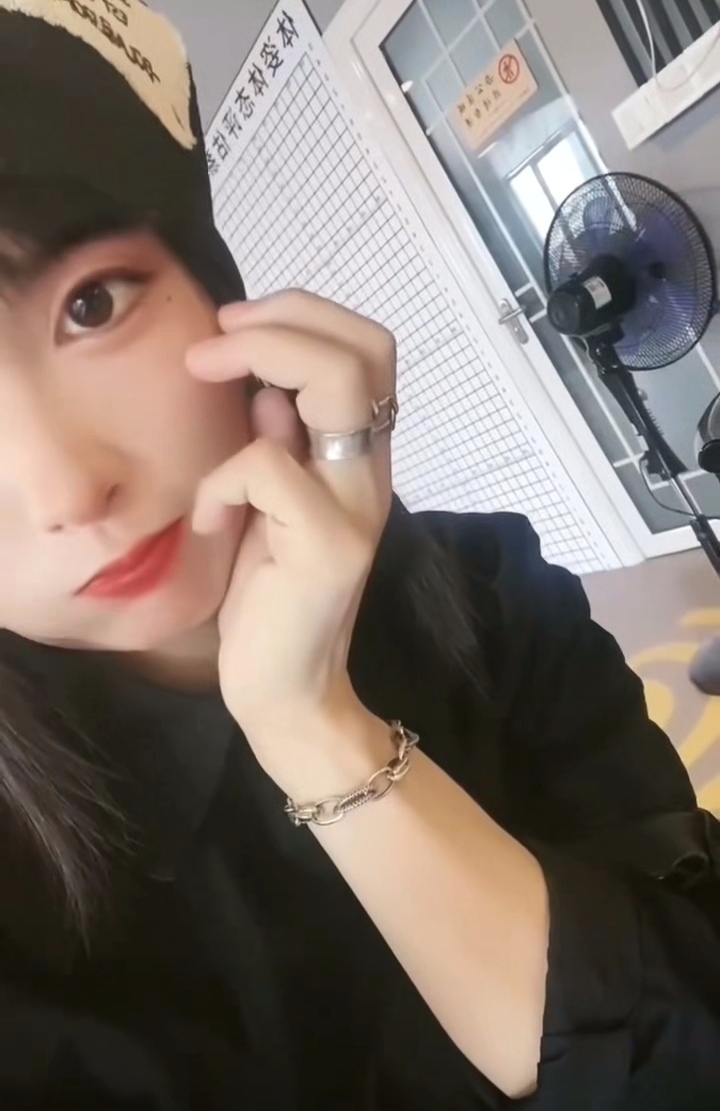 白嫩兼职学妹甜甜