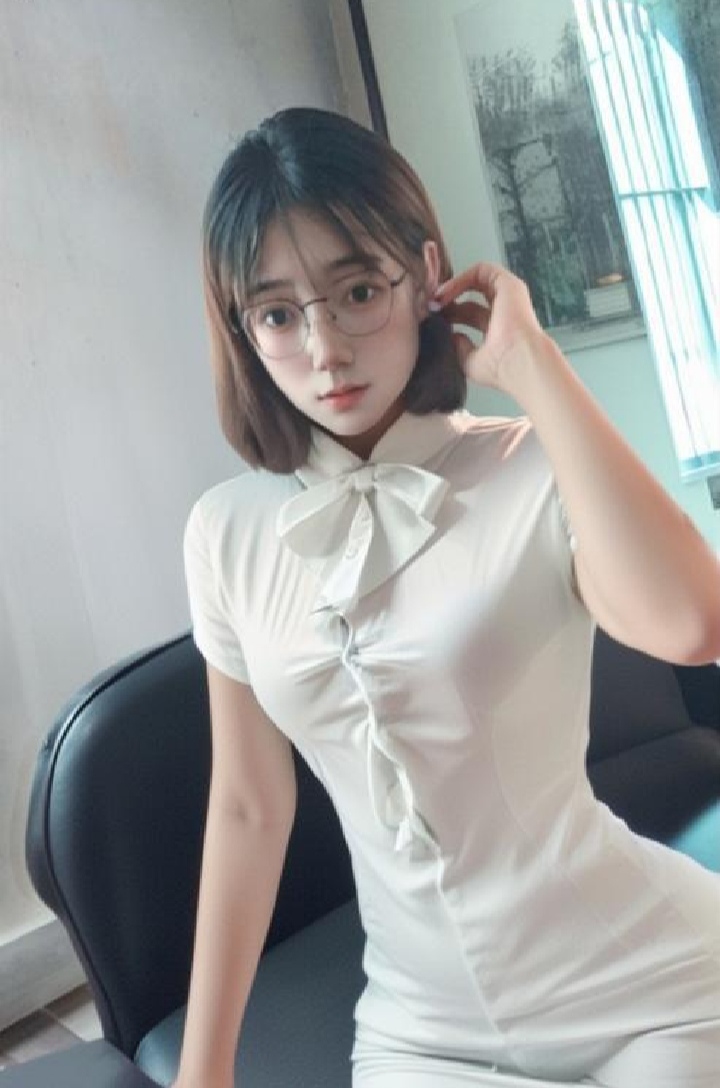 越秀纯欲眼镜小娘子