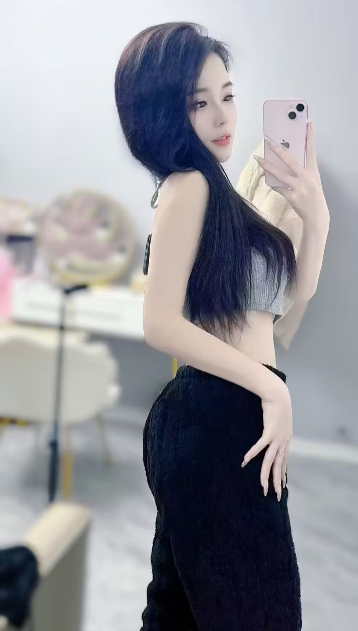 卧龙白嫩美妞小猫咪