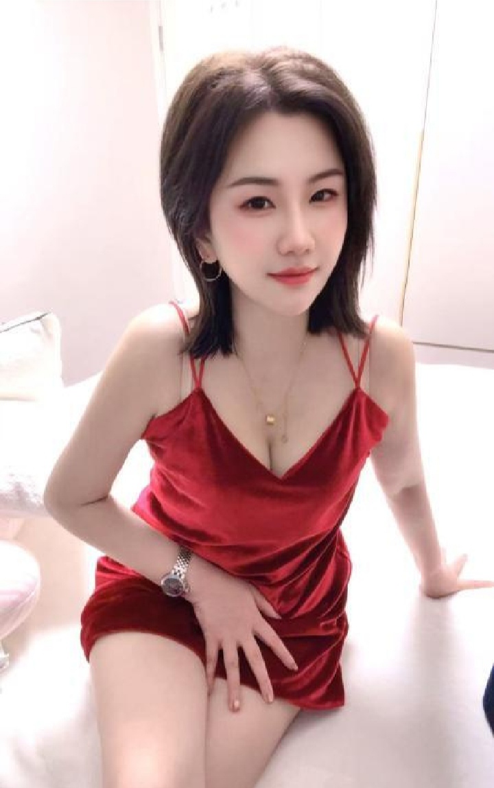 南站大奶短发御姐