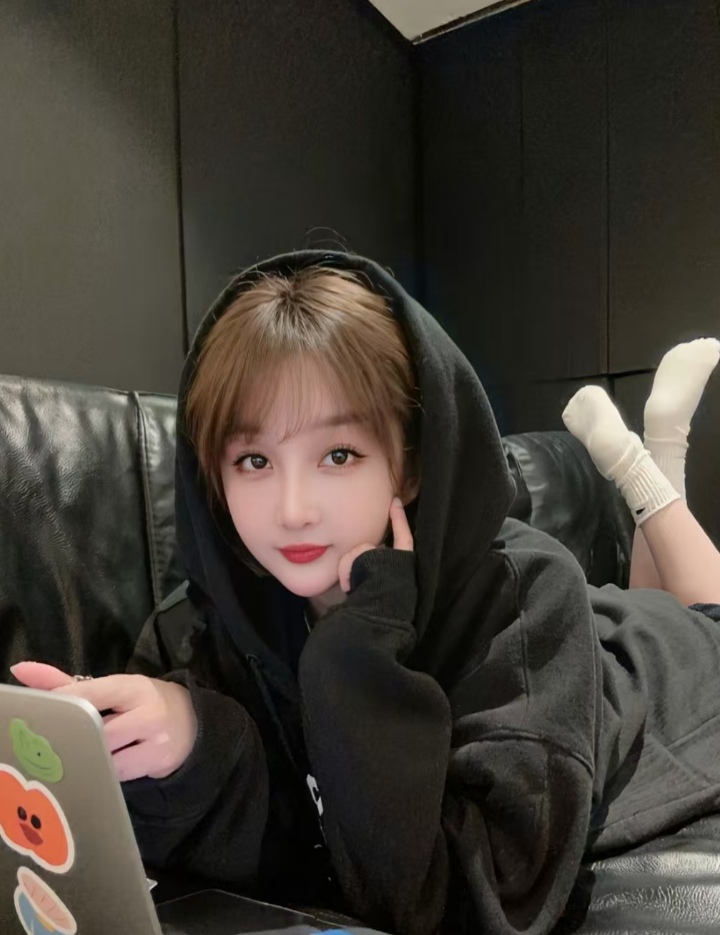 杨箕白嫩甜妹诗诗