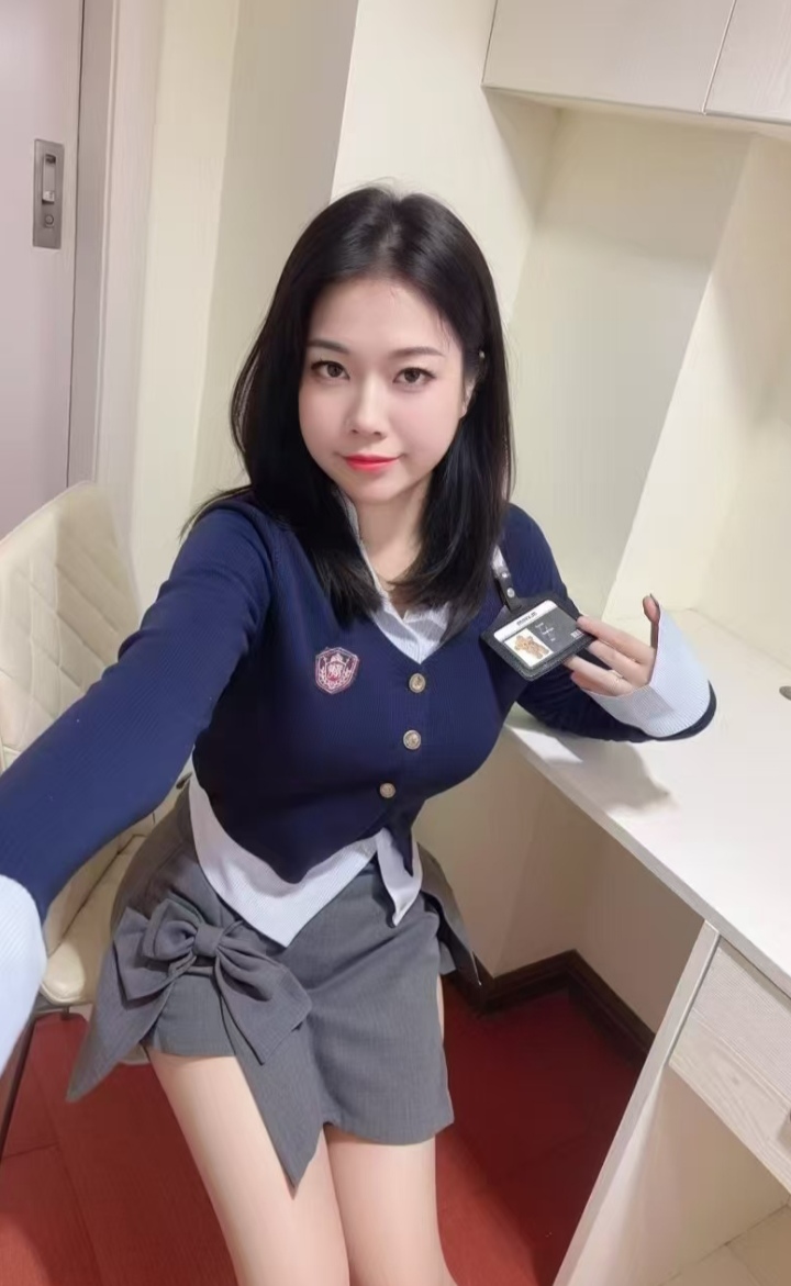 园区韵味美御姐露露