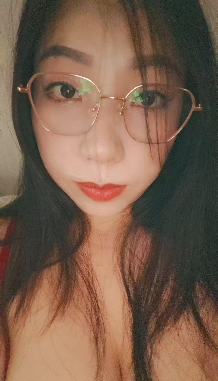 爆乳眼镜欲女佳佳