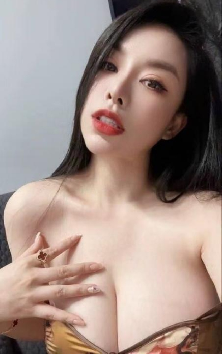 爆乳兼职模特卡丽