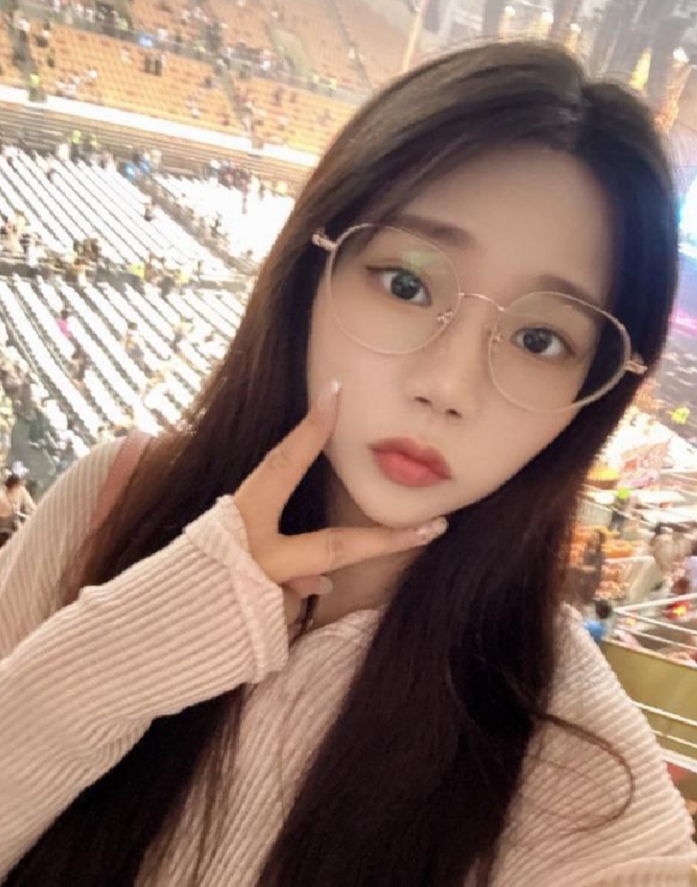 上梅林大咪咪眼镜妞