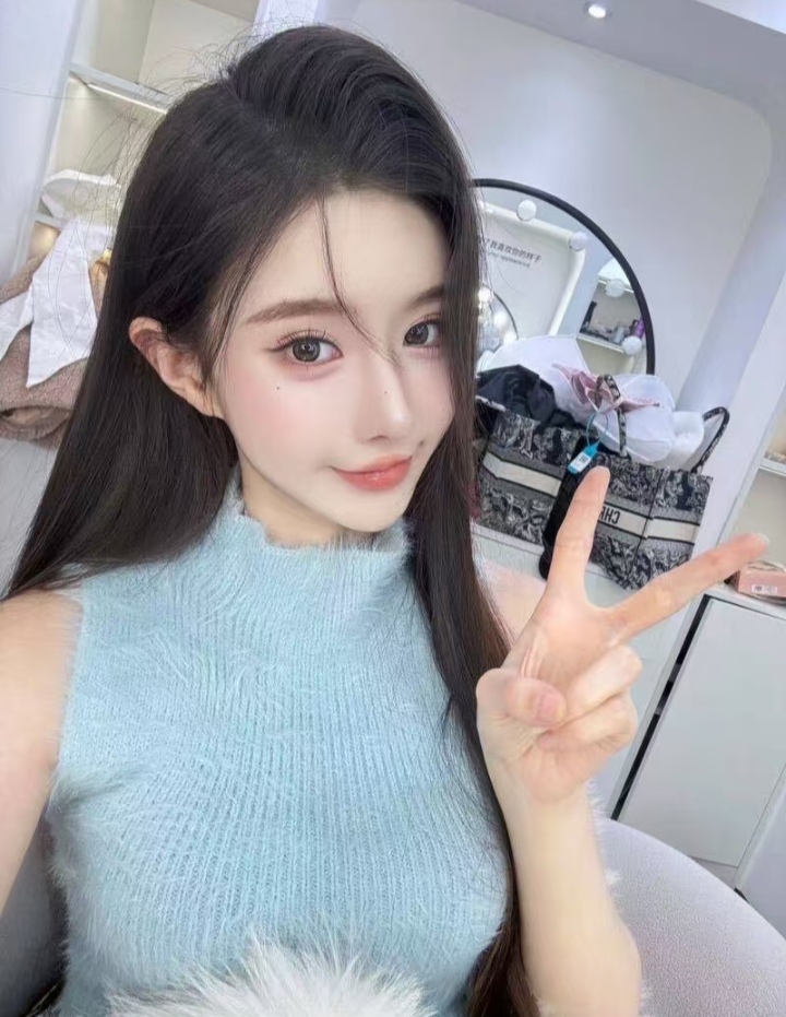 白嫩清新女友依依