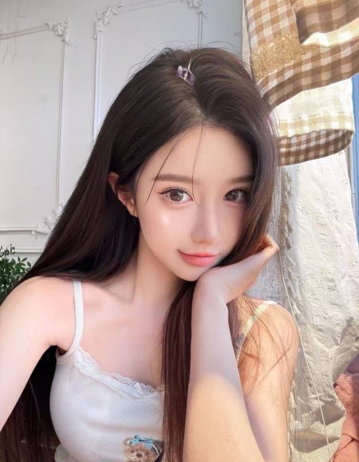 白嫩清新女友依依