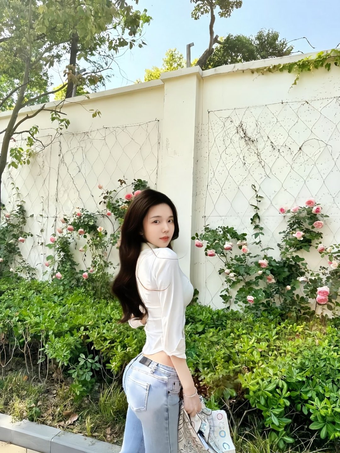 天河岗顶 白嫩性感c奶服务系 新人巧巧