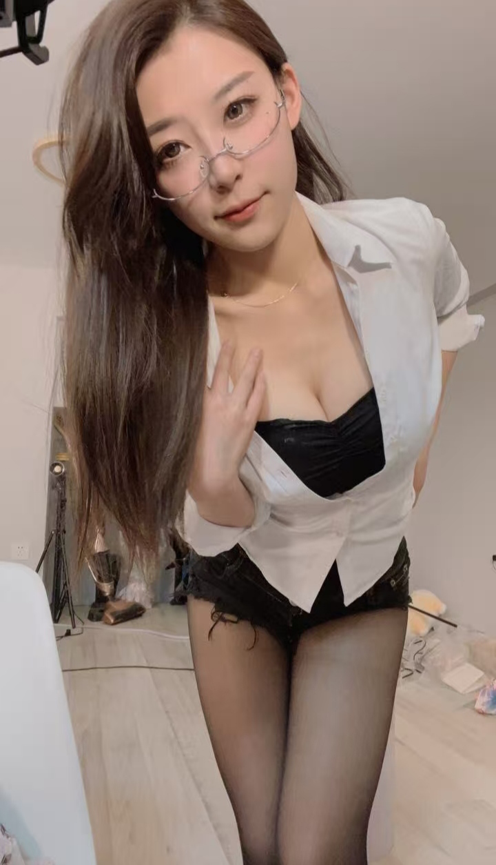 大长腿眼镜辣妹晓婷