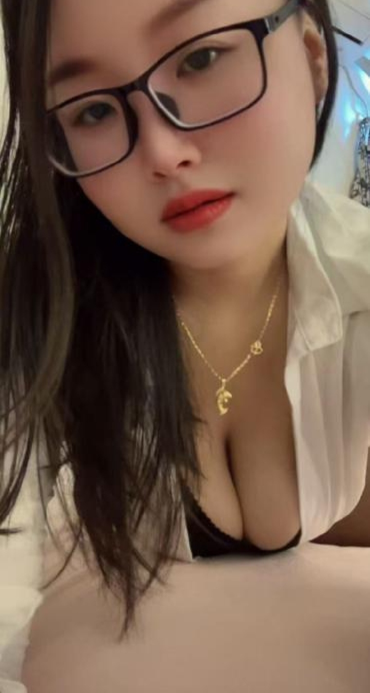 三山街丰乳眼镜少妇