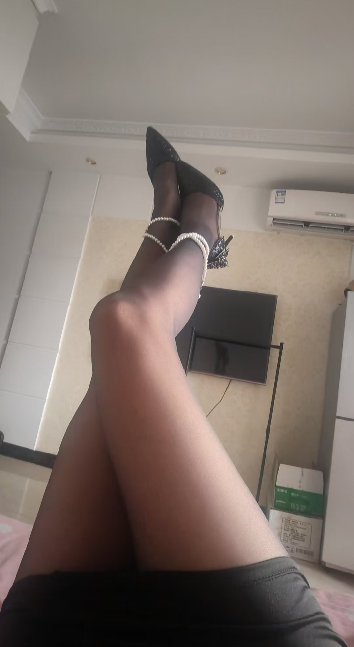 南站黑袜肉臀欲女