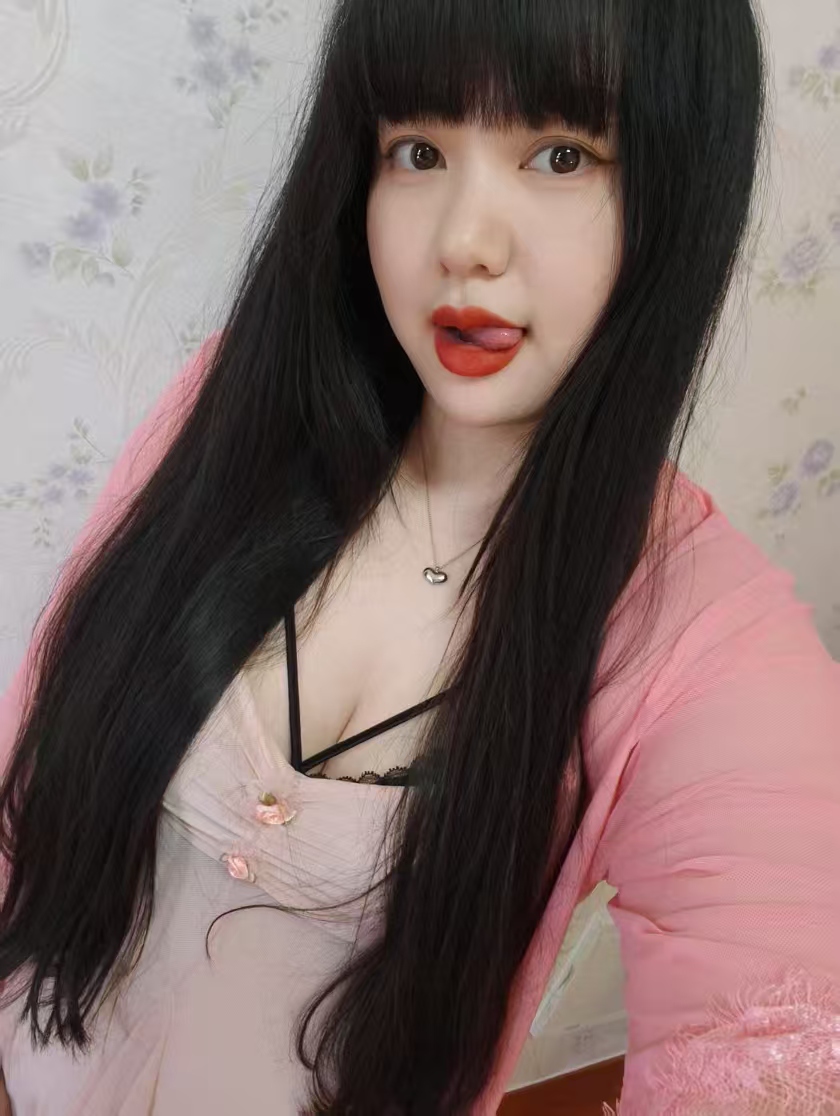 丰满性感喷水小姐姐