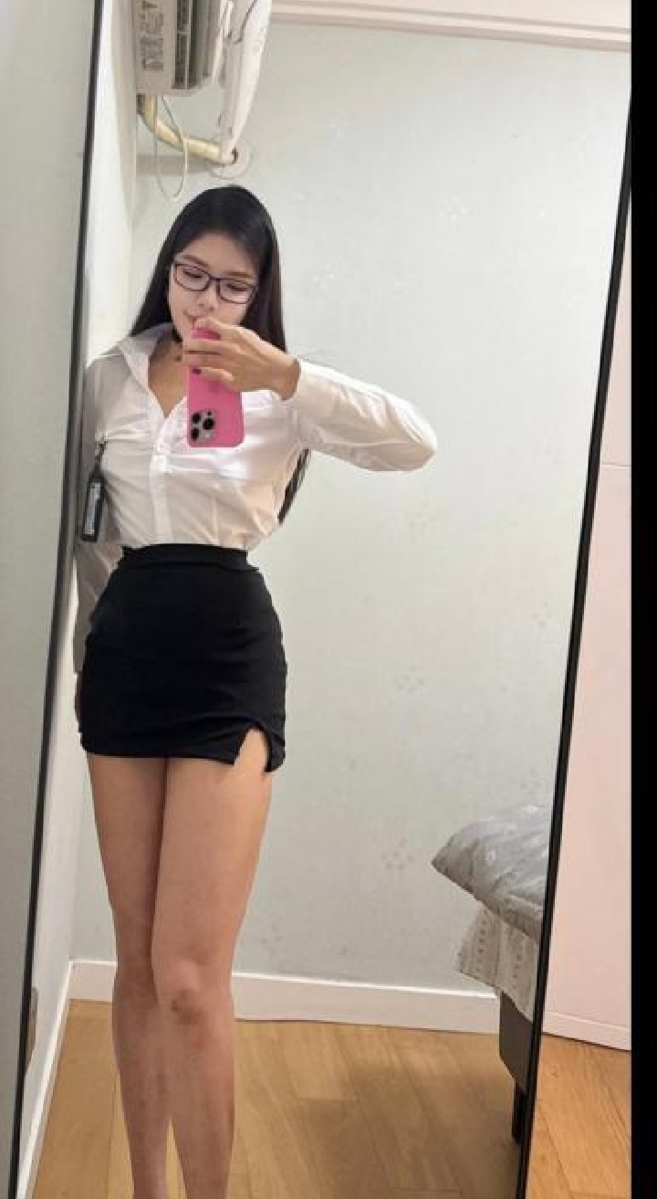 新吴美腿眼镜妞