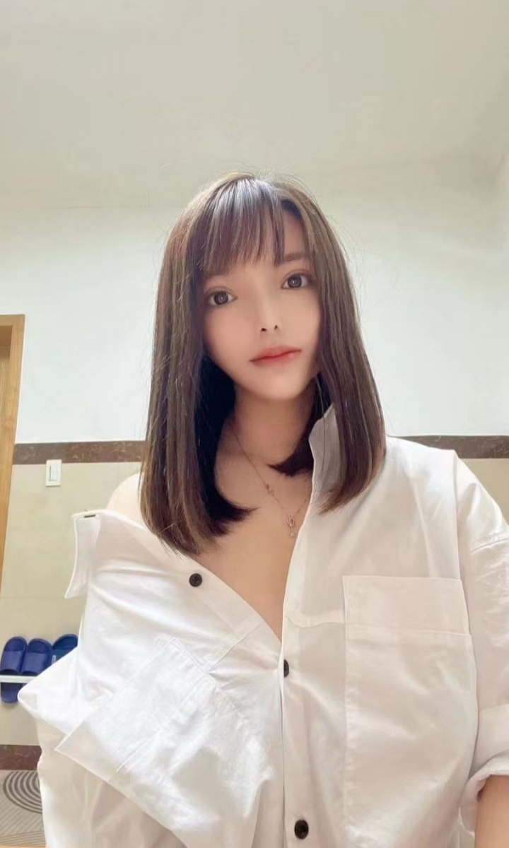 丰满大白兔辣妹露露