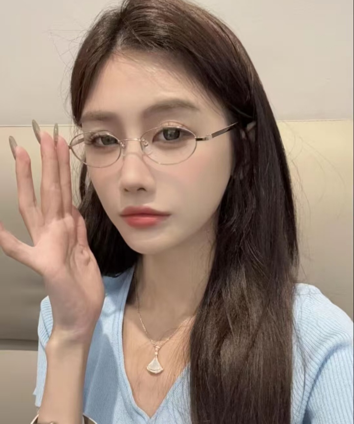 诱人眼镜御姐诗琪