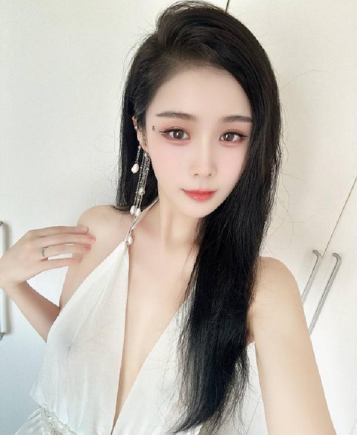 肤白颜值辣妹萱萱