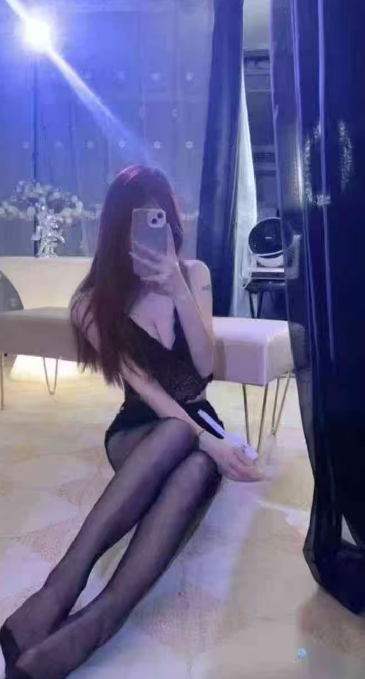 白嫩丰满长腿美妞瑶瑶