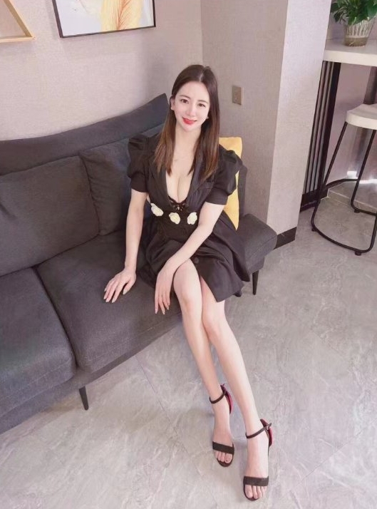 荔湾西村美胸惠儿 丰满型d胸大而软 前凸后翘没用赘肉