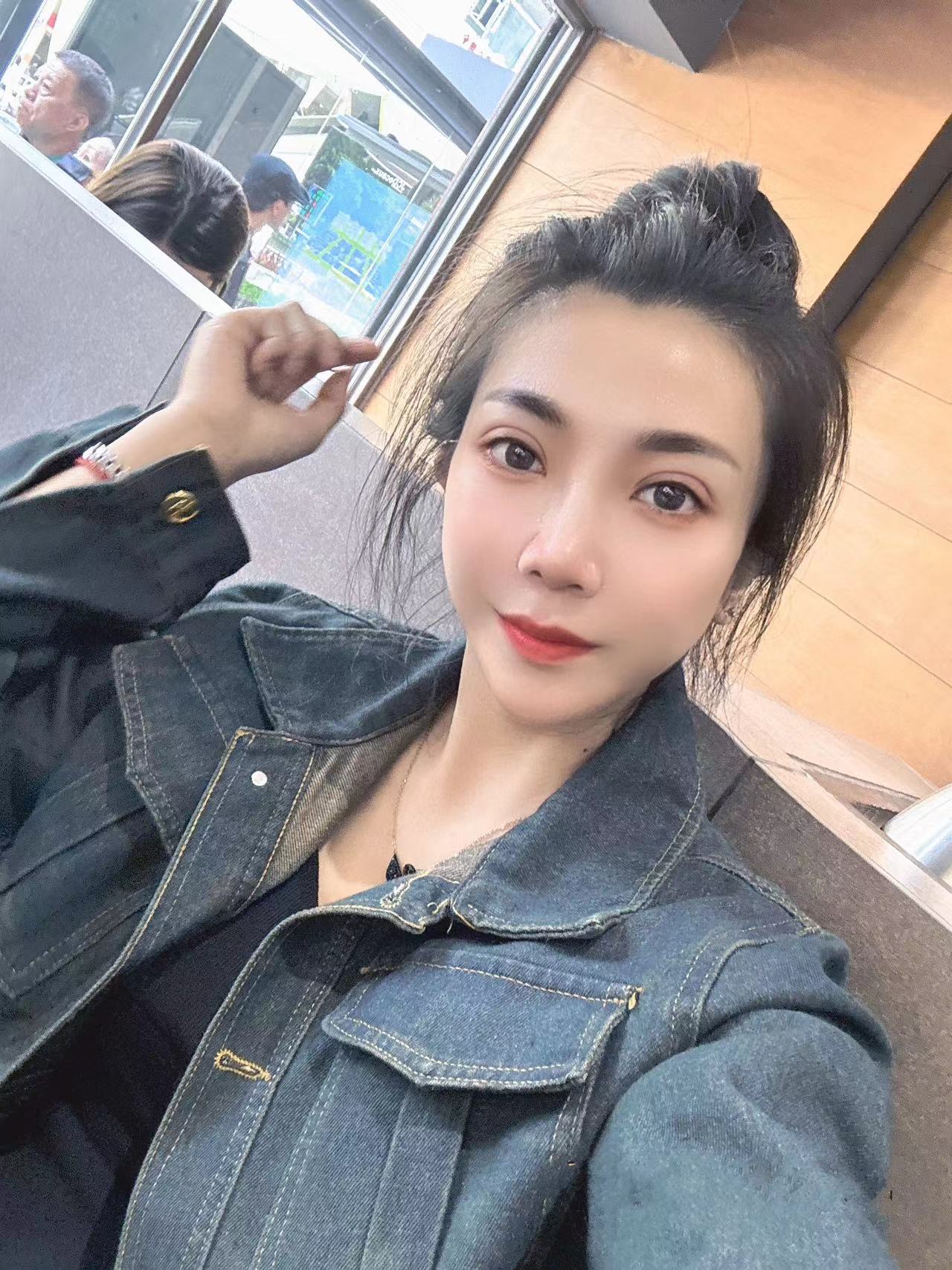 素颜蜜桃臀小姐姐