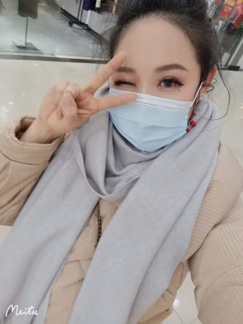 城市花园附近美女