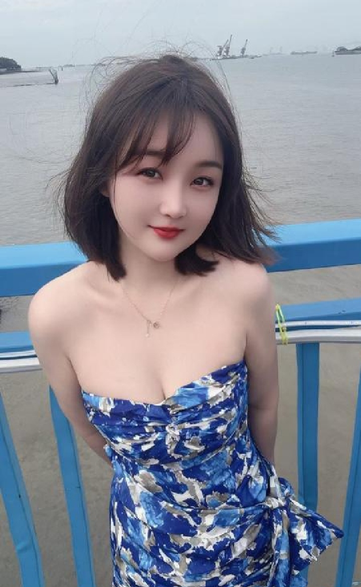 越秀美乳小少妇