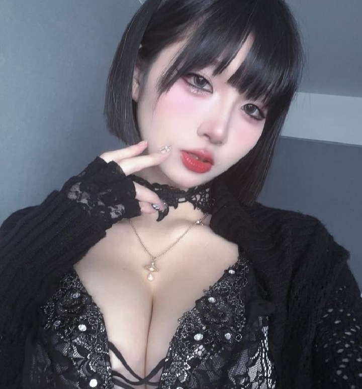 西湖00后丰满萌妹