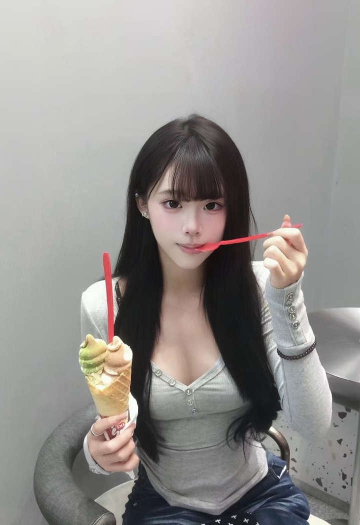 白嫩丰满甜妹糖果