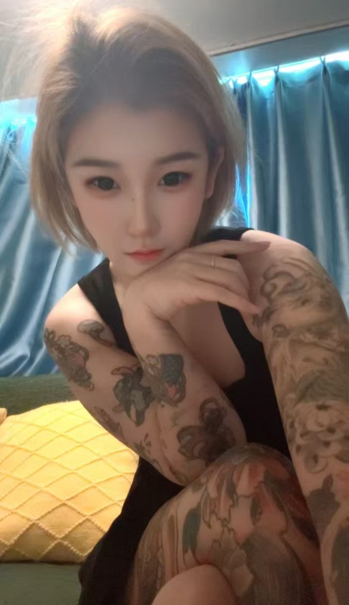 热辣性感纹身妞美丽