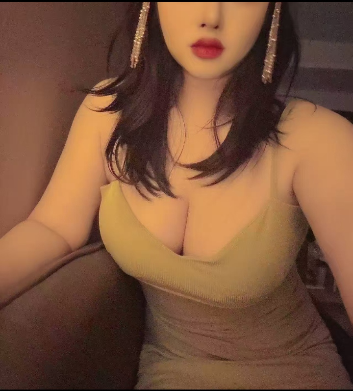 白嫩丰满小姐姐月儿