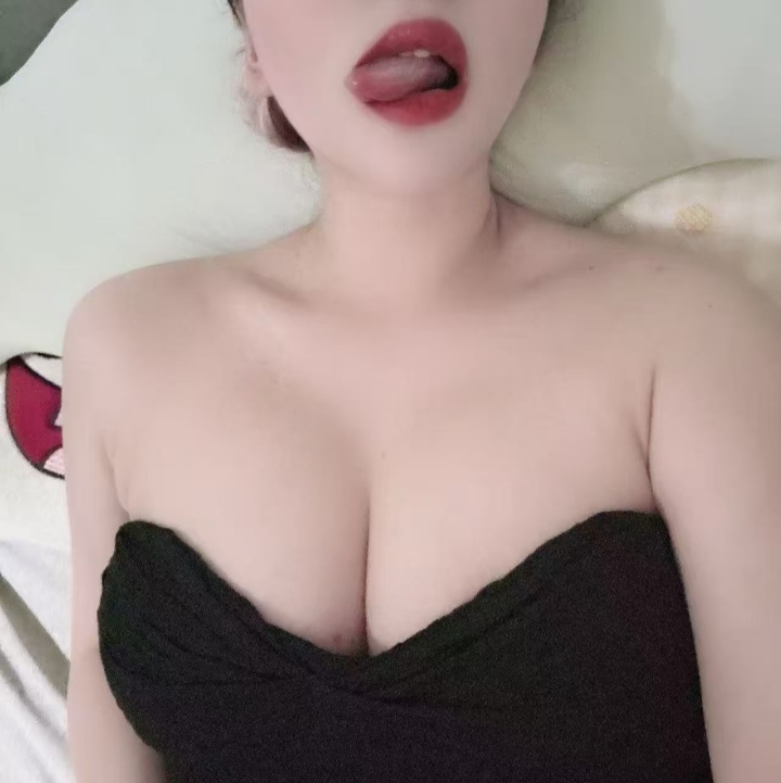 白嫩丰满小姐姐月儿