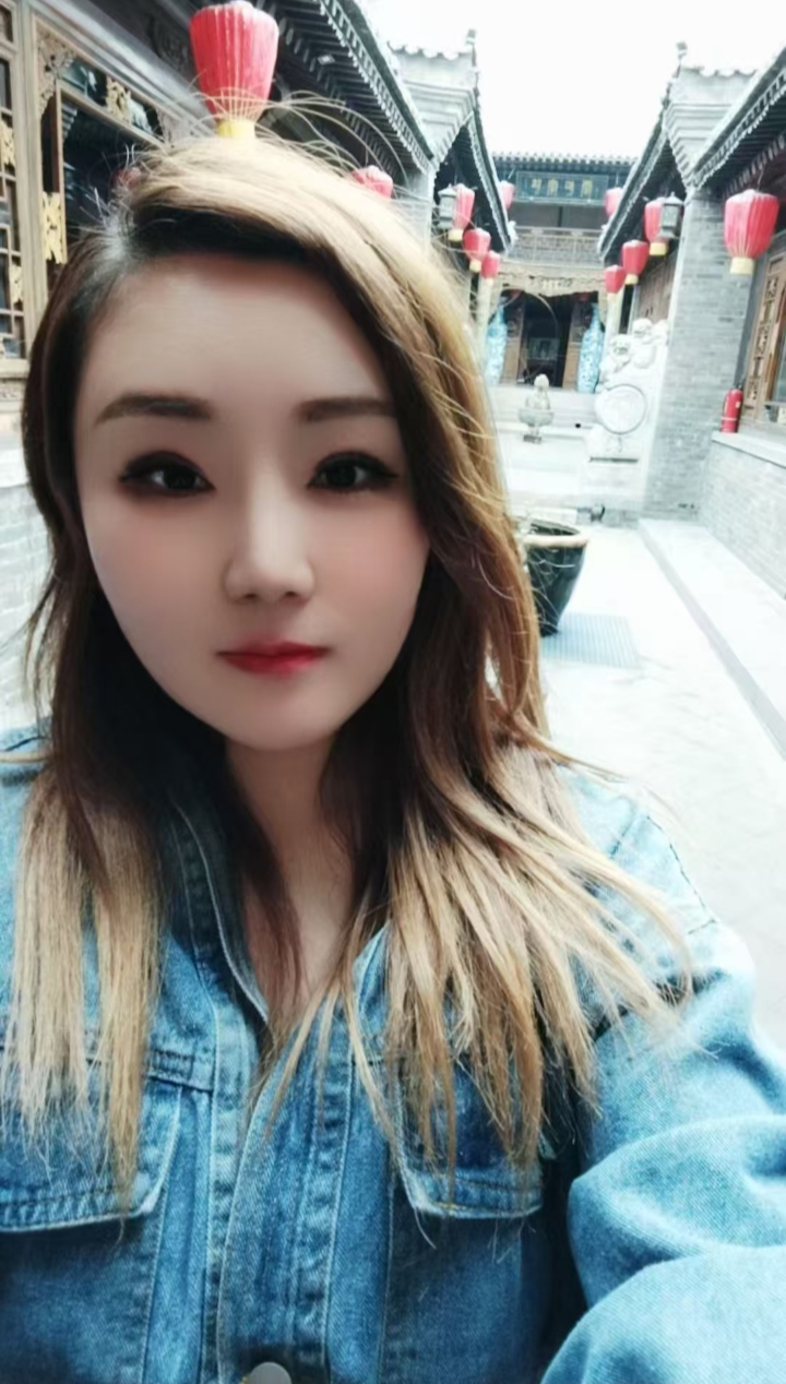 丰满热辣小姐姐薇薇