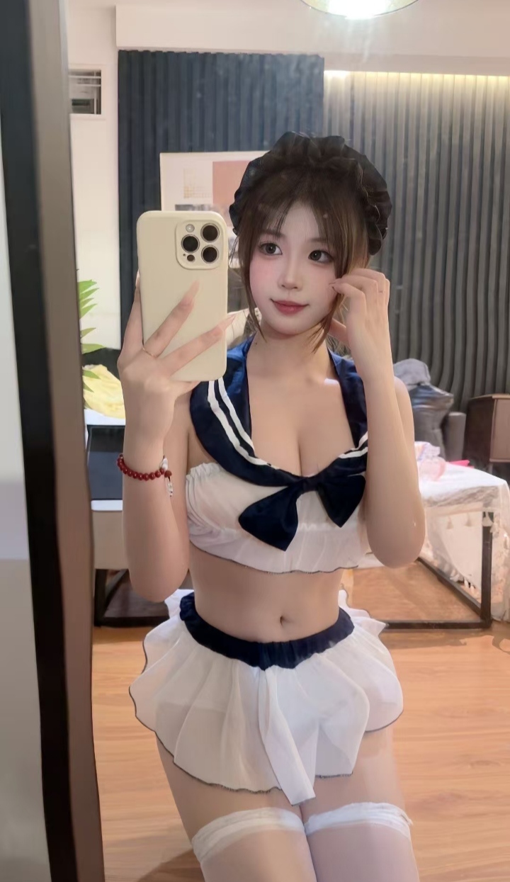 美乳制服甜妹点点