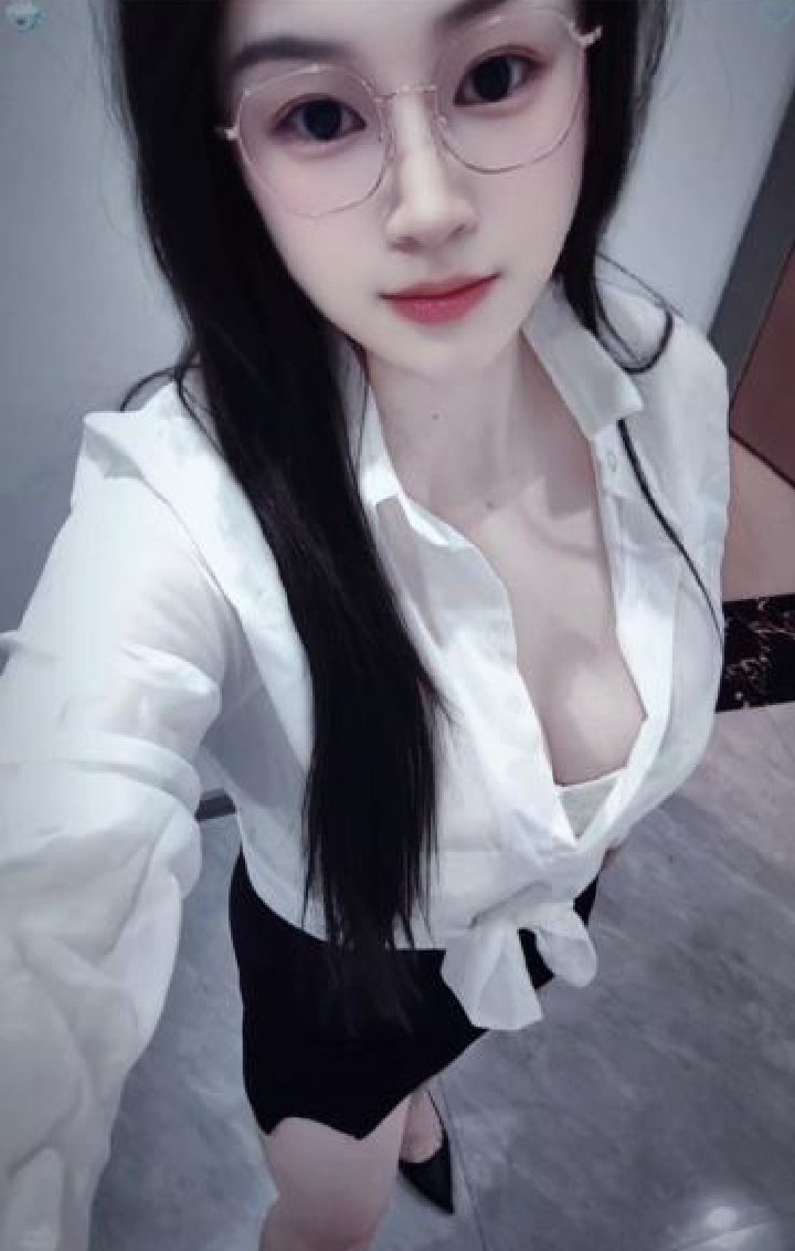 极品身材眼镜御姐咪咪