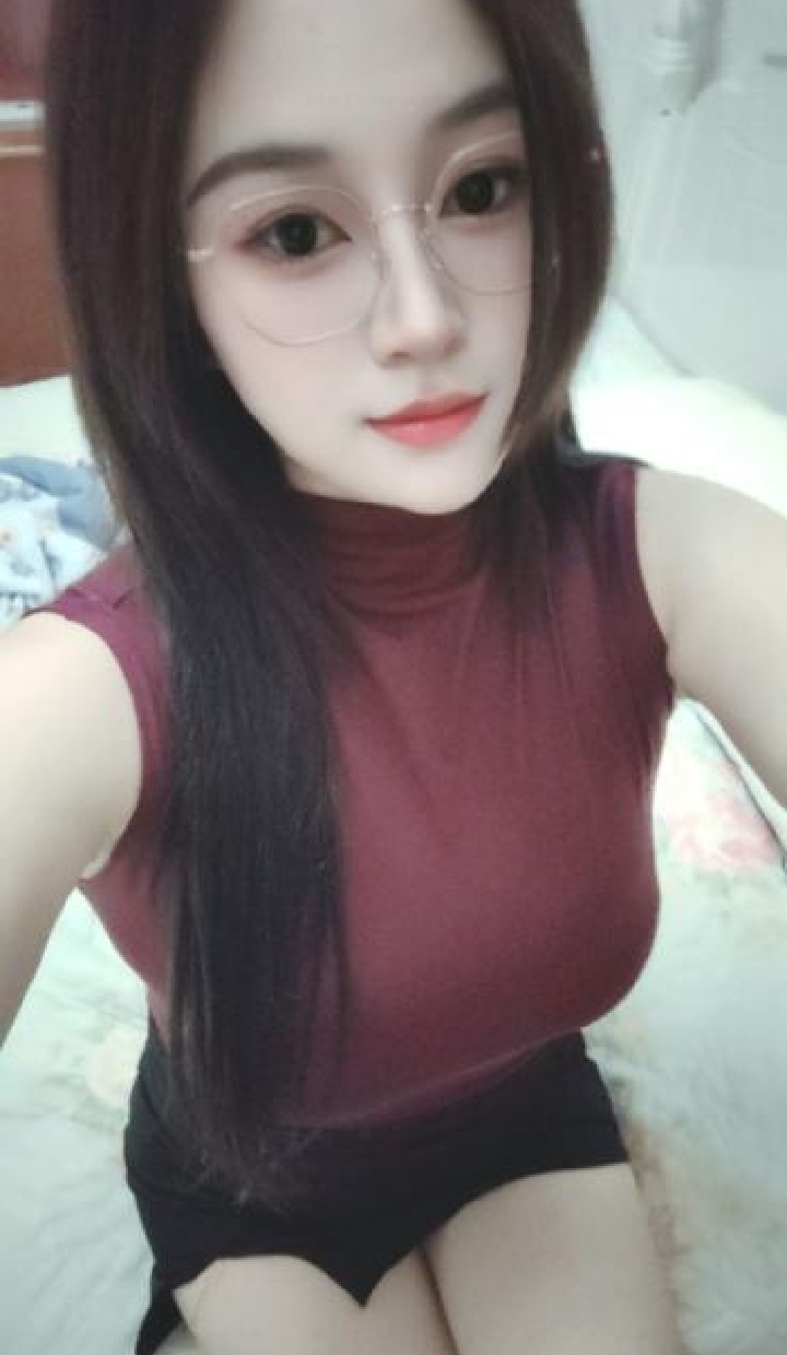 极品身材眼镜御姐咪咪