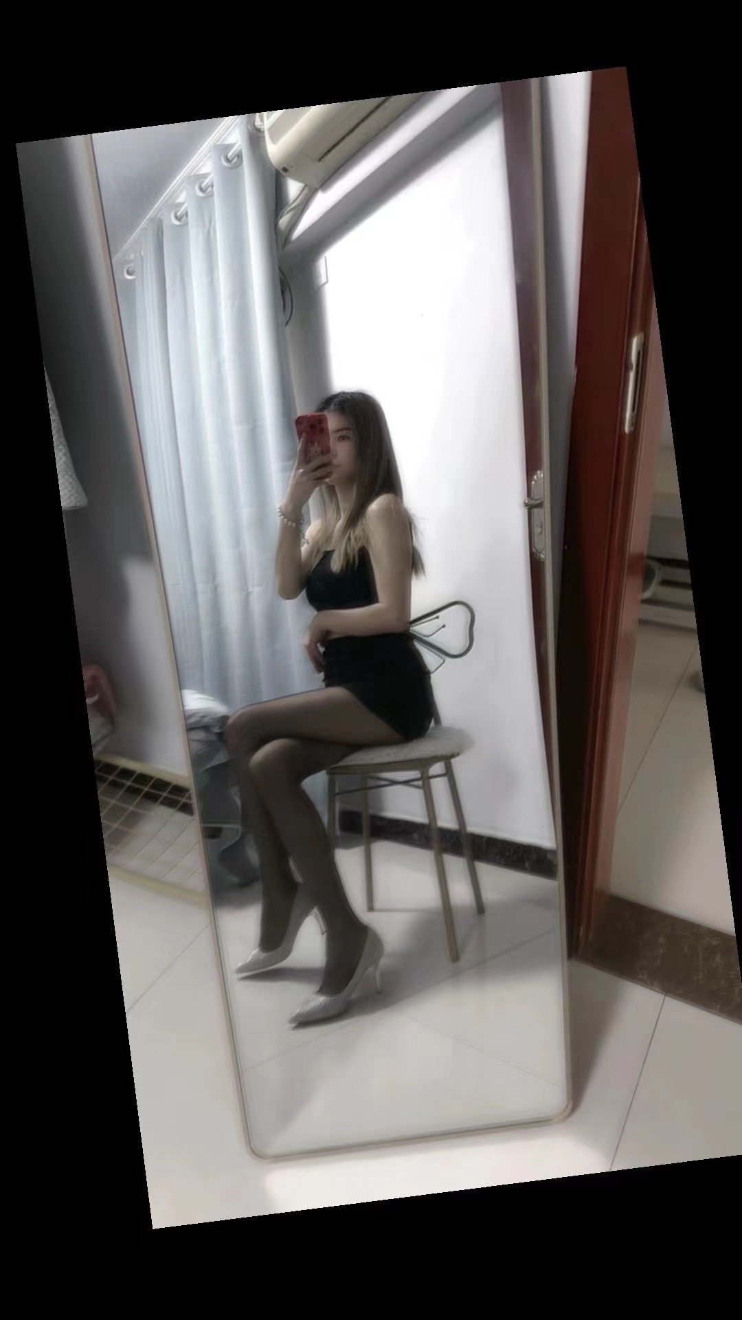 性感美妞，黑丝美腿，不踩雷