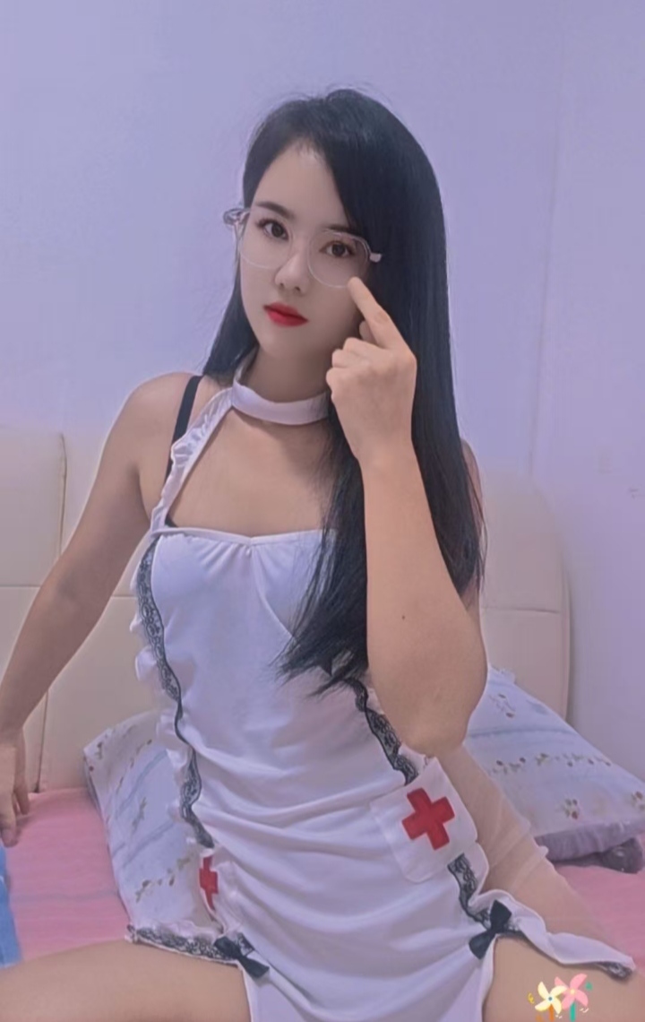 眼镜制服辣妹安琪儿