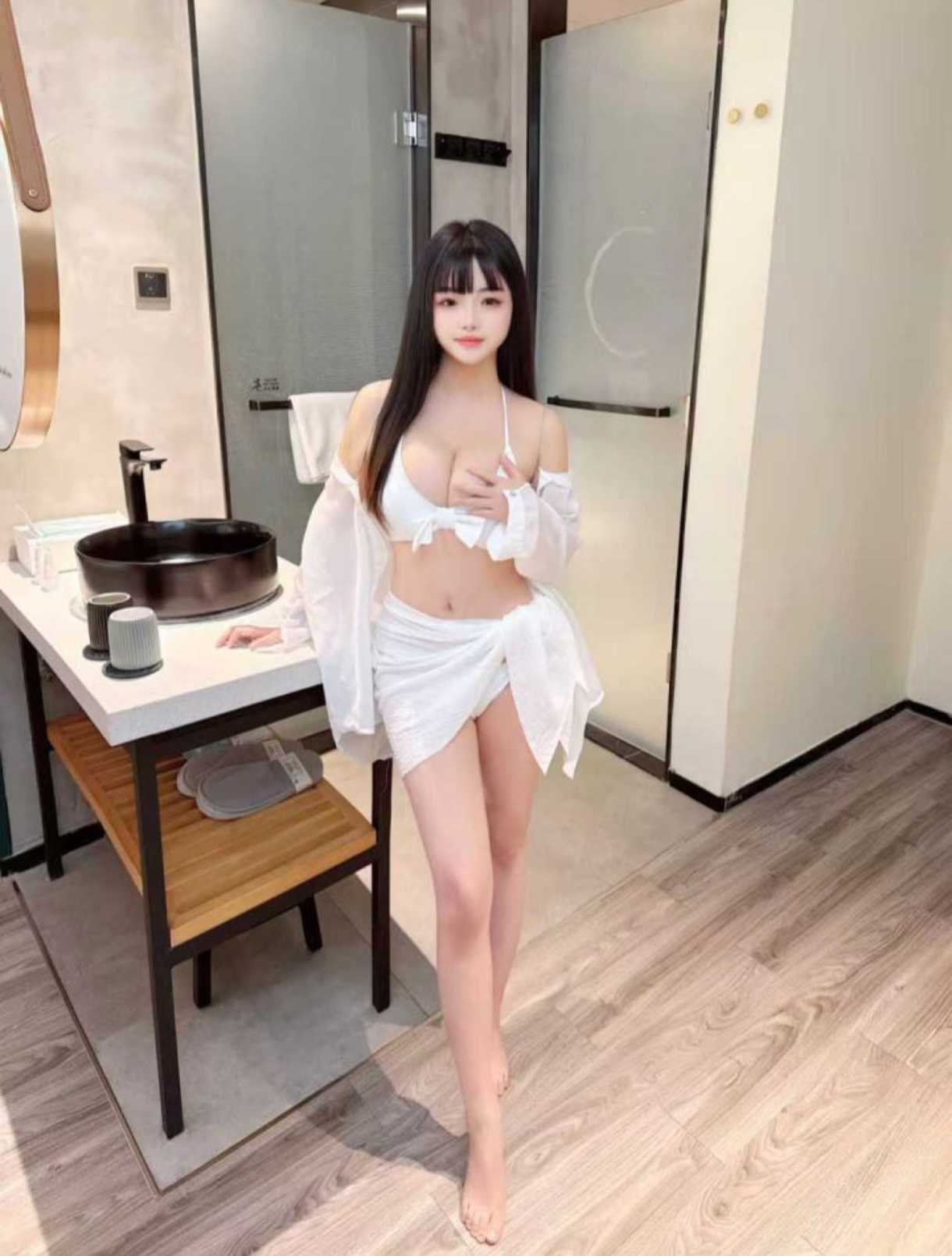 白云鹅掌坦琳琳 身材丰满奈子大尔软 培训出道